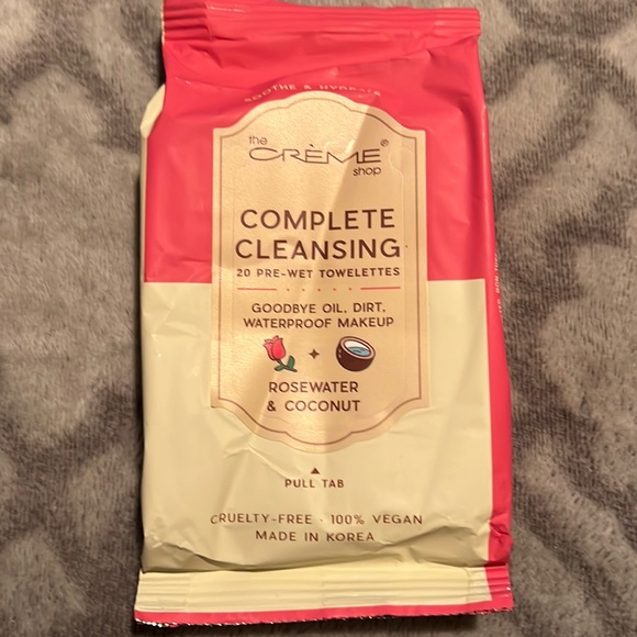 The Crème Shop 20 pre-wet towelettes of rose water and coconut! Brand New - Picture 1 of 3